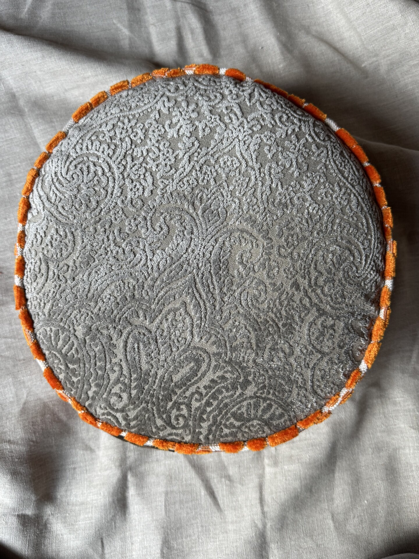 Meditatiekussen uniek design en navulbaar voor de perfect hoogte 4 meditatiekussen oranje Paisly bovenkant