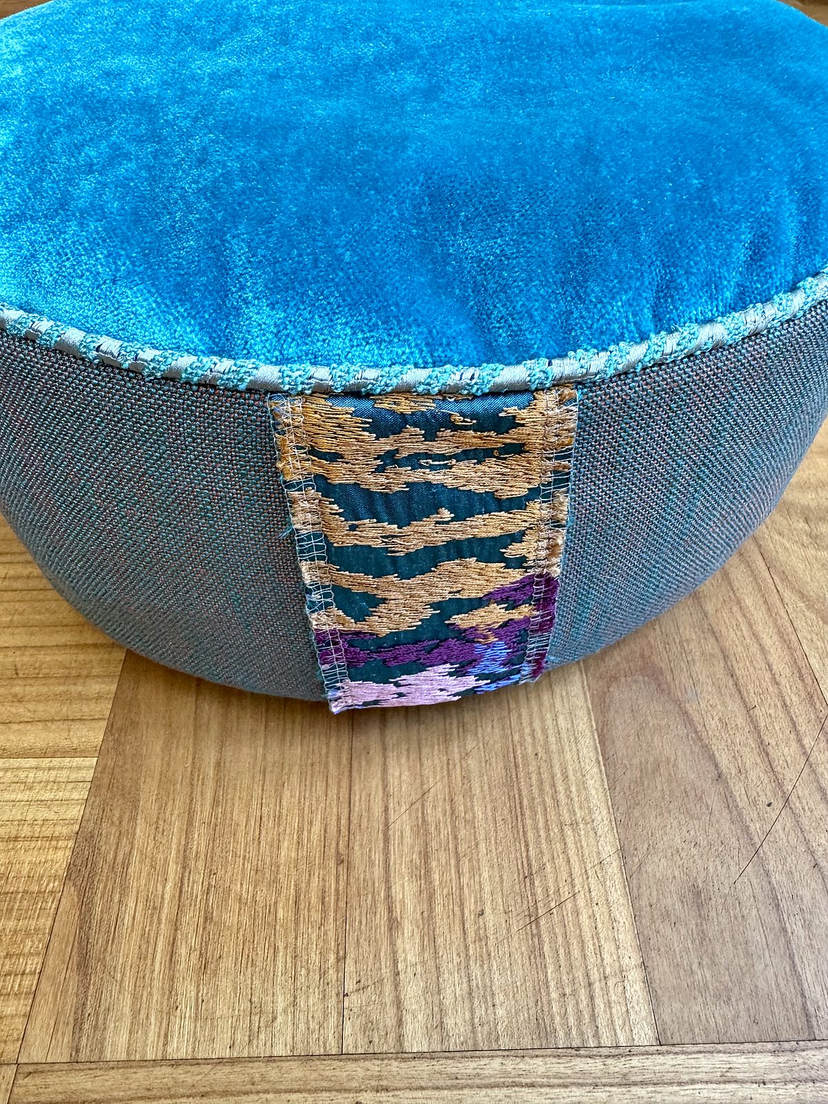 Meditatiekussen uniek design en navulbaar TQ 2 Turquoise meditatie kussen detail.